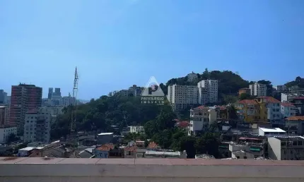 Apartamento tipo casa duplex com 3 quartos e varandão, em santa teresa
