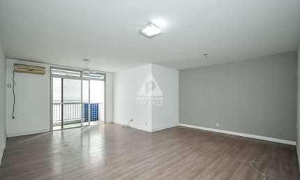 Apartamento à venda em Laranjeiras reformado 3 quartos com varanda e vaga.