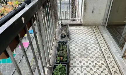 Duplex 2 quartos com varanda e 2 vagas em cosme velho – 106m² no verde!