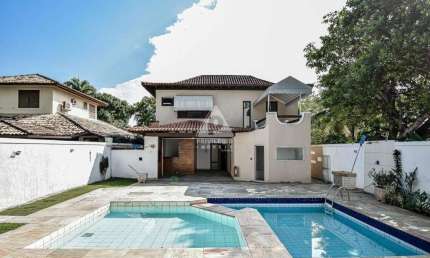 Espaçosa Casa em Condomínio com Piscina e Área de Lazer na Avenida Senador Danton Jobim