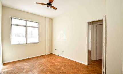 Humaitá! Excelente apartamento composto de 2 quartos com armários embutidos, com vaga na escritura.