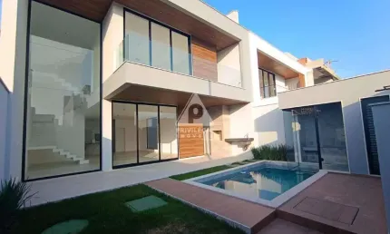 Casa triplex, condomínio villa blanca- recreio dos bandeirantes 4 suítes, piscina, sauna, área gourmet com churrasqueira.
