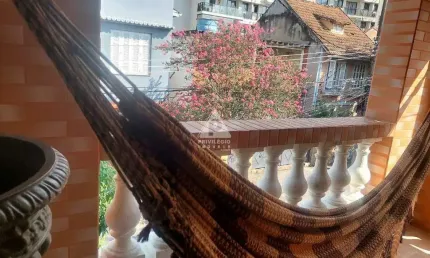 Casa de 3 quartos com churrasqueira e terraço, em rua charmosa e bucólica, com segurança 24 horas.