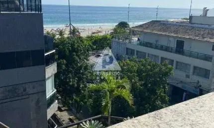 Cobertura duplex de alto padrão com vista mar na varanda