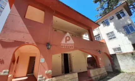 Excelente casa com amplo quintal e vaga de garagem em rua nobre de Laranjeiras