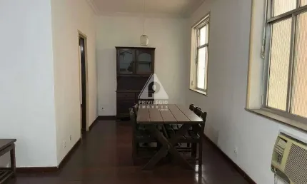 Em copacabana! excelente apartamento original 3 quartos, um deles revertido para aumentar a sala.