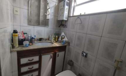 2 quartos com armários embutidos, vaga na garagem e cozinha planejada com adega