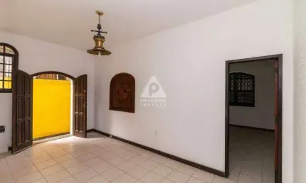 Casa triplex de rua 304m² 6 quartos 2 suítes vaga copa cozinha área de serviço