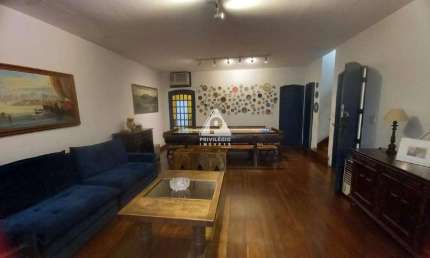 Casa triplex, 7 quartos, 4 suítes, 3 banheiros, sala em dois ambientes, 2 vagas Tijuca