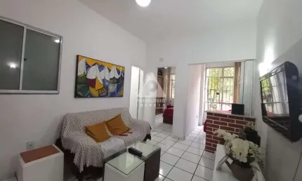 Apartamento de sala quarto, claro e arejado com cozinha integrada e área de serviço na glória