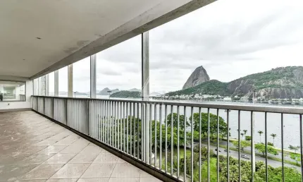 4 quartos, 6 banheiros, 2 dependências, 2 vagas, 490 m2 em rua nobre do flamengo com vista.