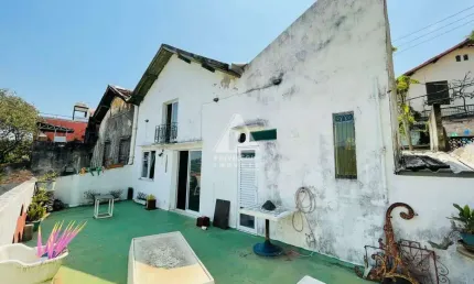 Casa triplex-3 quartos-3 banheiros-terraço- santa teresa.