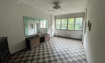 Oportunidade única a uma quadra da praia do leme. 3 quartos e dependência completa.