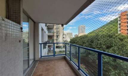 Oportunidade! Apartamento de 02 quartos, varanda e vaga no Humaitá - 80m² - total infraestrutura.