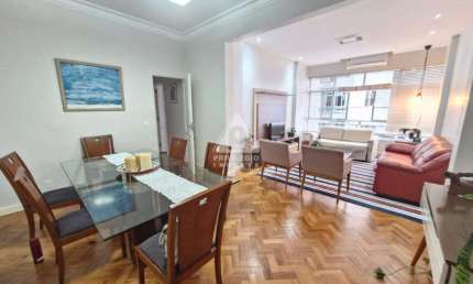 Salão, 3 quartos sendo 1 suíte, banheiro social, cozinha e banheiro de serviço.