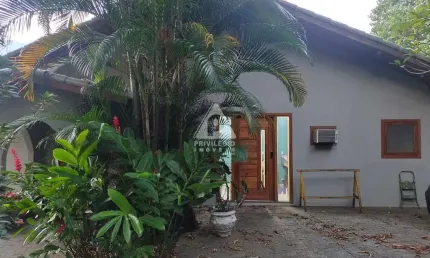 Casa de condomínio com 4 quartos 4 suítes sendo uma master com 3 vagas