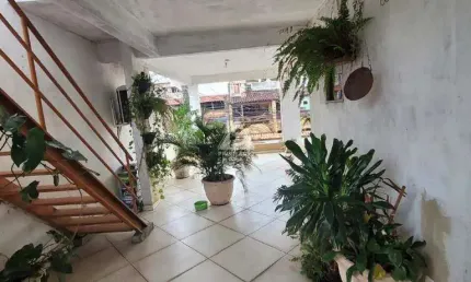 Vende Casa com 3 andares de construção Total ± 300m² construídos.