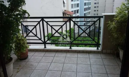 Flat, na quadríssima da praia do flamengo; varanda, 2 dormitórios, 1 vaga