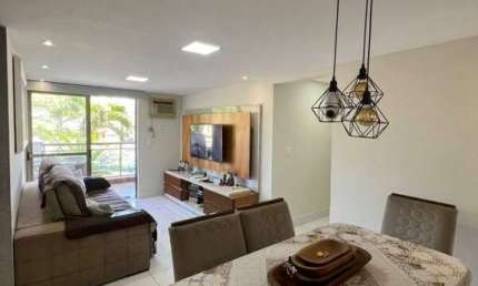 Apartamento reformado, 2 quartos, 1 suite, 1 dependência, 1 vaga na garagem a 400 metros da praia no Recreio dos Bandeirantes