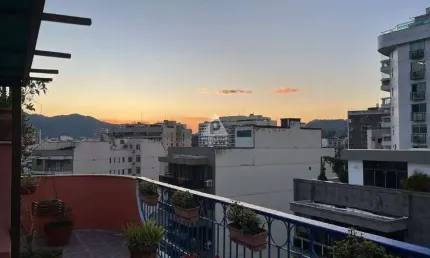 Cobertura à venda, 4 quartos, 2 suítes, 2 banheiros, varandão, 3 vagas, 238m², tijuca - rj.