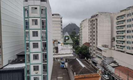 Apartamento composto de 3 quartos, sala ampla com vista ao Pão de Açúcar em ótima localização em Botafogo, com 2 vagas na escritura