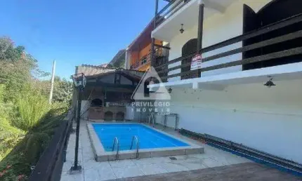 Casa ampla no condomínio suíça carioca com piscina e potencial de valorização