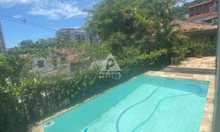 Casa triplex, 4 quartos com 2 vagas e piscina em Laranjeiras