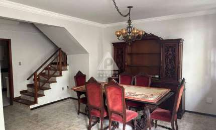 Privilégio Imóveis vende excelente casa Triplex na Taquara
