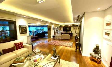 Espetacular apartamento na Cupertino Durão, Leblon. 4 suítes, uma master com walking closet e 3 vagas escrituradas. Um por andar.
