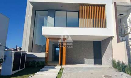 CASA TRIPLEX CONDOMÍNIO VILLA BLANCA I RECREIO DOS BANDEIRANTES - 3 Quartos, sendo 3 Suítes, com piscina, sauna.