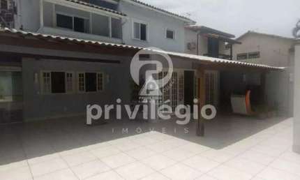 Casa Duplex - 04 quartos - 02 suítes - 03 vagas - 503 m² - Barra da Tijuca