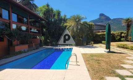 Casa com 4 quartos,3 suítes, 7 banheiros, e 9 vagas, com vista mar e Pedra da Gávea, no Itanhangá