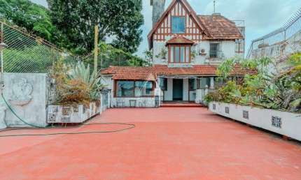 Casa 4 quartos a venda em rua nobre de Santa Teresa.