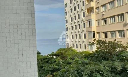 Apartamento 2 quartos - reformado com vista lateral mar - posto 5, copacabana, rj