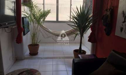 Apartamento de 2 Quartos na Quadra da Praia em Copacabana