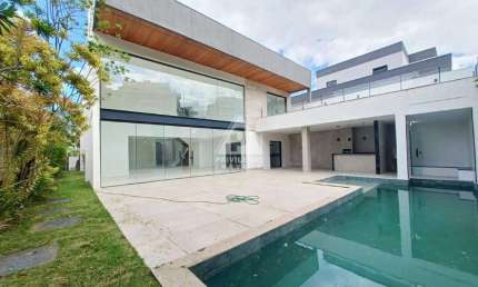 Casa triplex á venda com 5 suítes, 03 vagas na Barra da Tijuca Rio de janeiro.