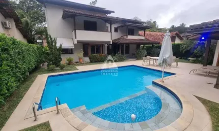 Casa duplex com 3 suítes e vaga para 3 carros em condomínio de alto padrão em niterói.