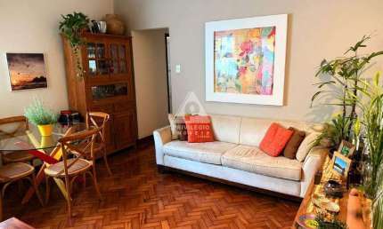 No Bairro Peixoto, em Copacabana! Lindo apartamento de 2 quartos com uma ótima sala, muito claro e arejado.