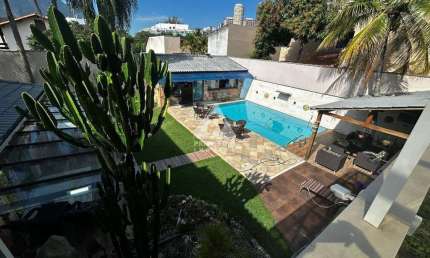 Casa duplex, com 5 quartos, 3 salas, adega, piscina, sauna no Condomínio Jardim Lagoa Mar Norte – Barra da Tijuca
