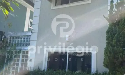 Casa triplex em condomínio no recreio com 5 suítes, piscina e vista para montanhas