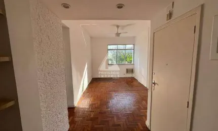 2 quartos (1 suíte) com sala ampla e 3 banheiros em excelente localização com vista para a lagoa