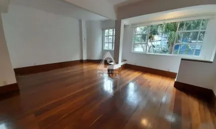 Apartamento amplo de 3 quartos com 2 vagas de garagem em lugar nobre, arborizado e silencioso.
