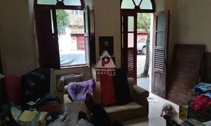 No jardim botânico: ótima casa de rua composta de sala, espaçoso quarto, ampla cozinha, banheiro social e área externa.
