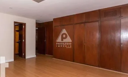 Cobertura duplex 4 quartos na urca disponível para venda na privilégio imóveis.
