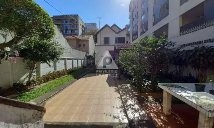 Jardim botânico, casa com 3 quartos, lavanderia, quintal, canil, garagem para 7 carros.