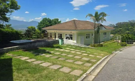 Casa reformada no quintas do pontal com 4 suítes, hidromassagem e vista para o verde