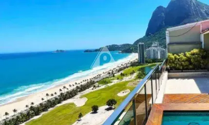 Linda cobertura triplex à venda em são conrado com vista panorâmica para o mar, pedra da gávea e montanha