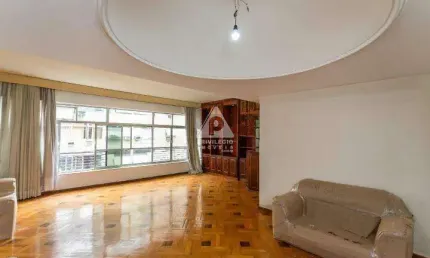 Apartamento de 180m² dividido em 3 quartos, sala em dois ambientes, lavabo, área de serviço, dce. 2 vagas de garagem na escritura.