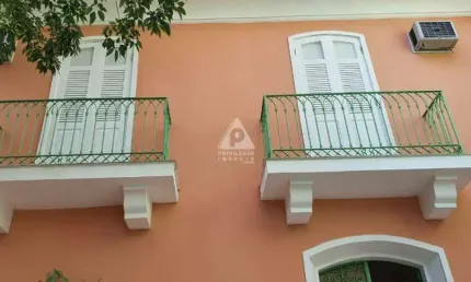 Casarão na urca de 5 quartos com espaço para 2 carros, não tombada!!!!