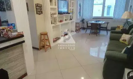 Apartamento reformado de 3 quartos, 2 banheiros, 95 m², arejado e silencioso.